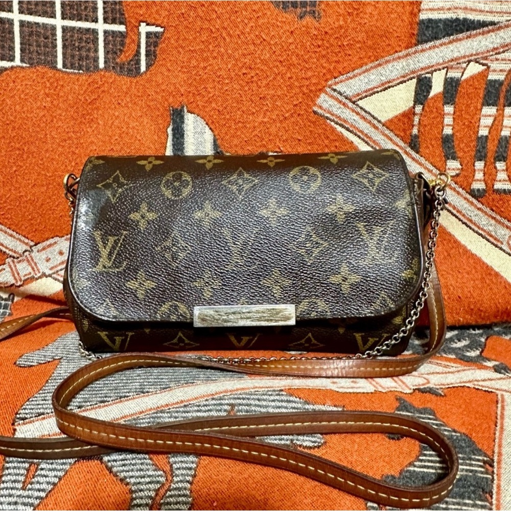 LOUIS VUITTON FAVORITE
CROSSBODY BAG